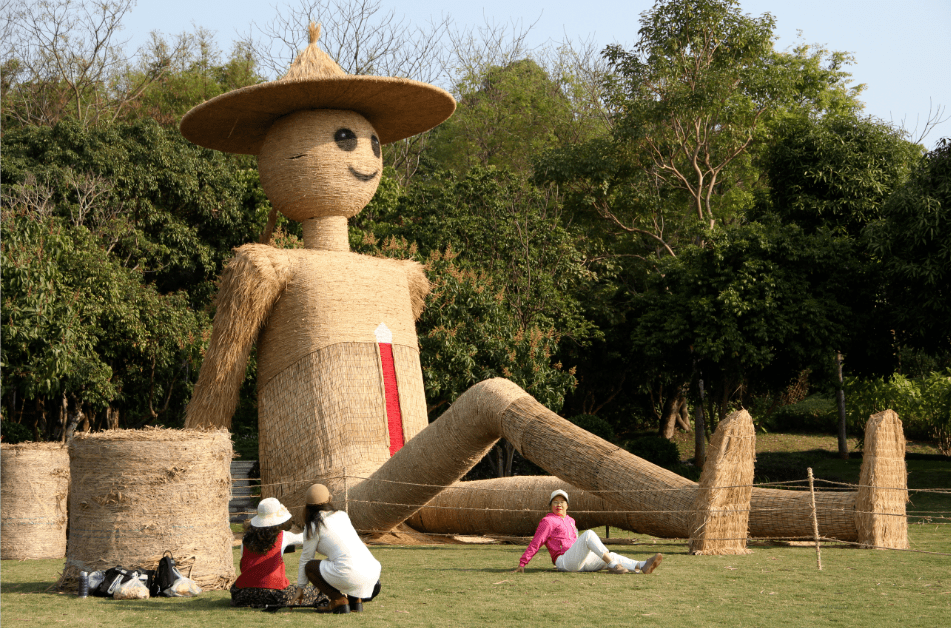 转角便遇见巨型心形爱情迷宫迷宫里贴满了各种关于爱情的文字或许这次