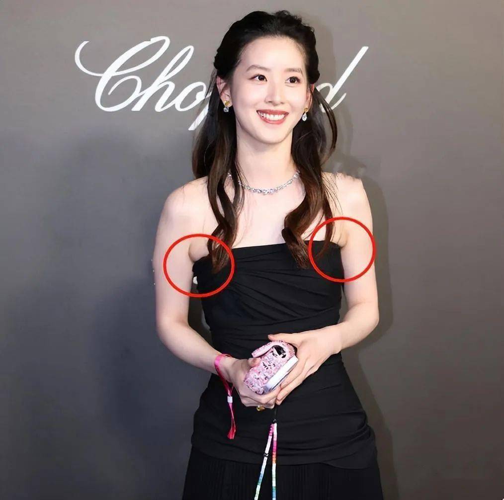 章泽天赴戛纳晚宴,穿抹胸裙勒出副乳,被疑面相变了不如以前清纯_身材