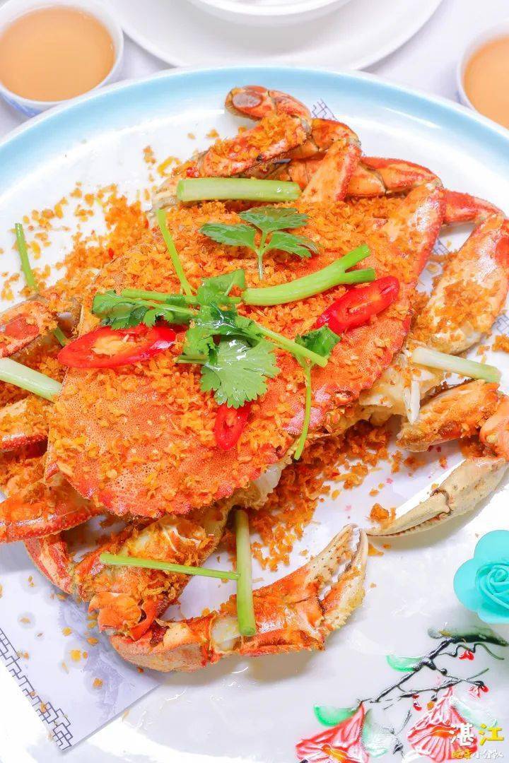 一进门,一整排的海鲜池"扑面而来",波士顿龙虾,鲍鱼,珍宝蟹,罗氏虾