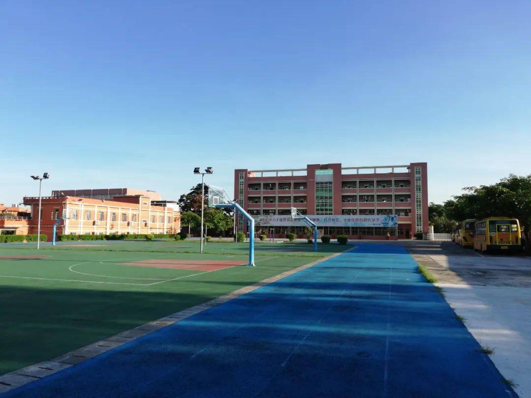 在臺山市大江鎮陳邊村,有一所紅白相間的美麗校園,這裡綠樹環繞,鳥語