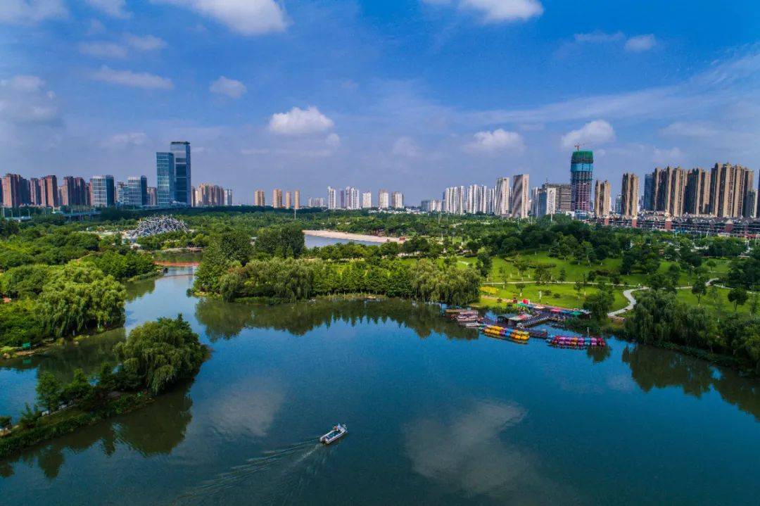 蓝天白云下的合肥塘西河公园.