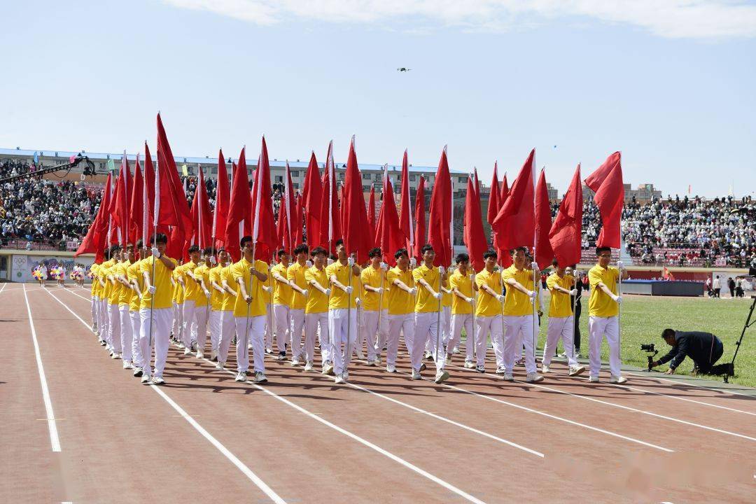 上午9时,随着10响钟声响过,绥化市体育场现场响起56名少年合唱《我和
