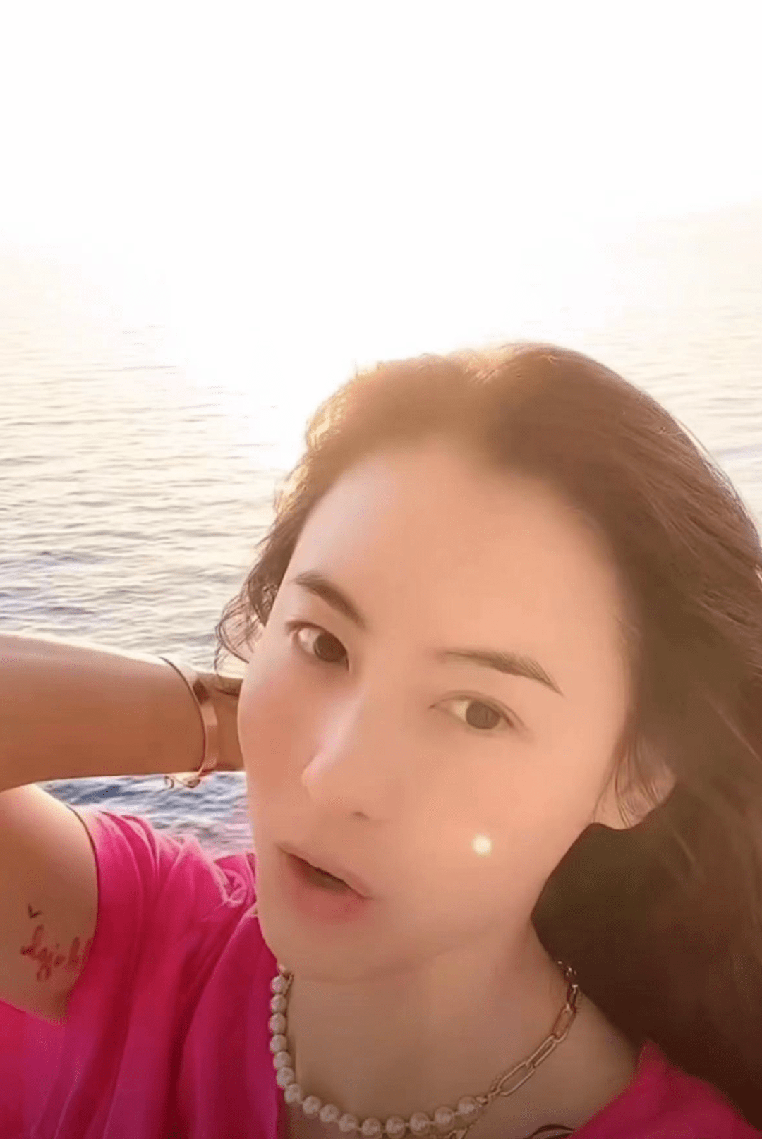 张柏芝坐游艇出海,手臂纹身被疑曝光三胎生父,素颜惹眼穿金戴银_孩子