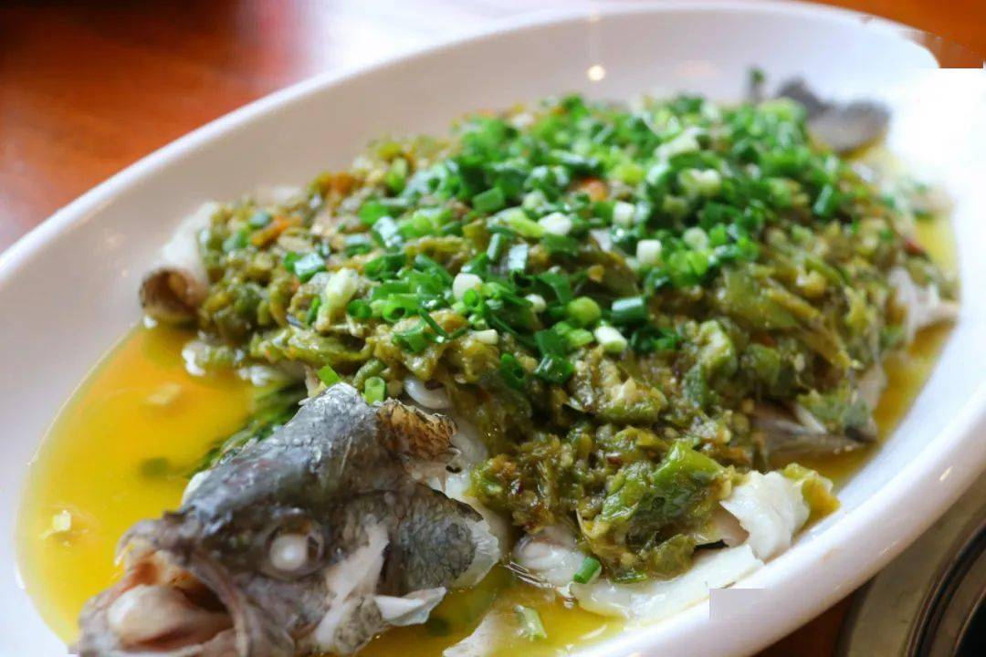 清香烧椒鲈鱼让你无法忘怀鸭翅混着鲜香袭进你的口腔中搭配秘制佐料