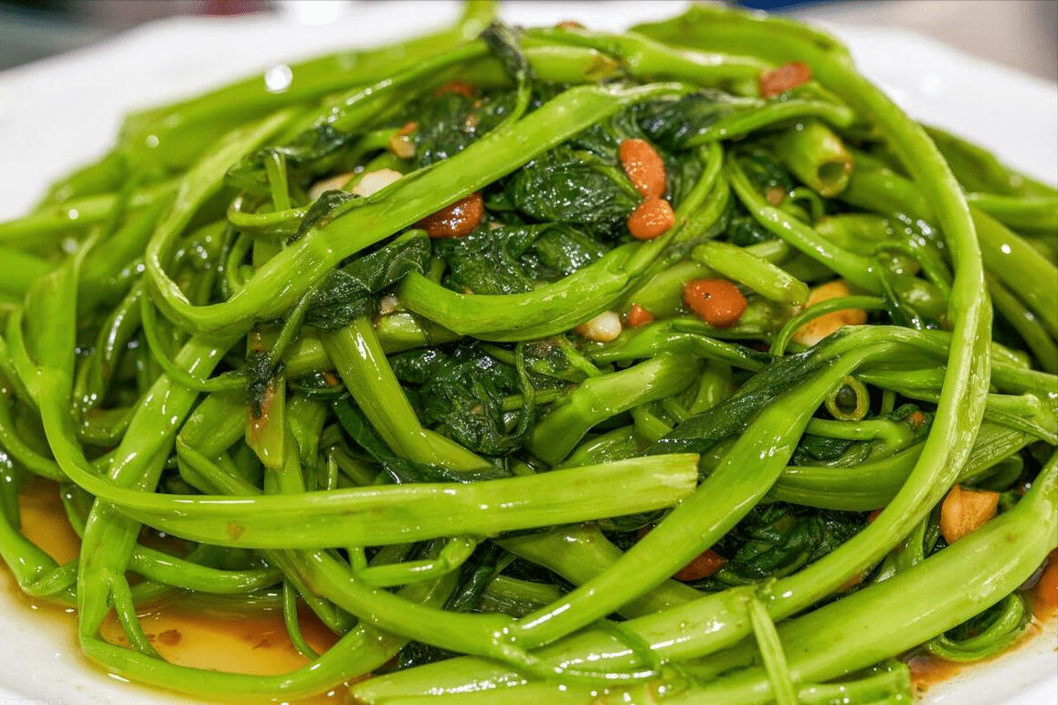 炒青菜,颜色发黑还出水,粤菜大厨分享两招,色泽翠绿,口感清爽