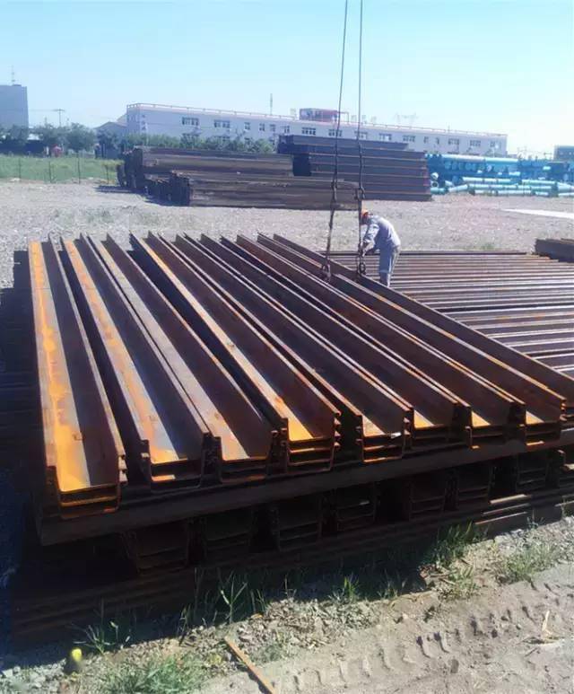 吊运时,每次吊起的钢板桩根数不宜过多,并应注意保护锁口避免损伤.