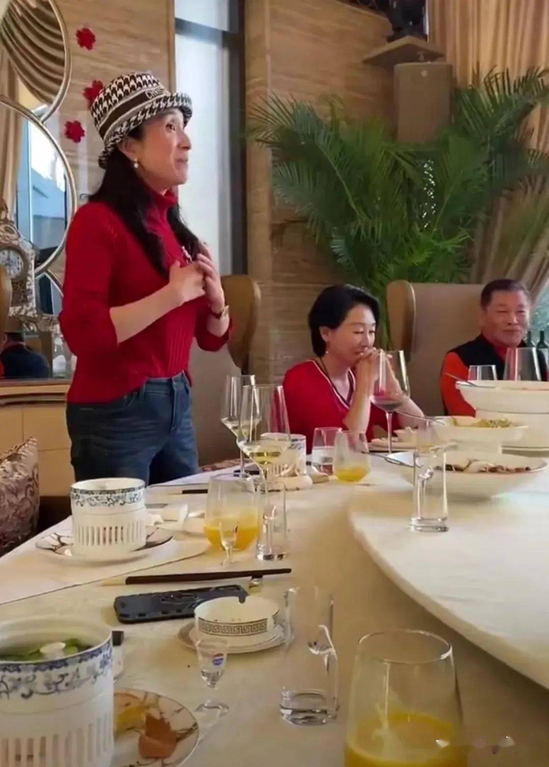 48岁歌手汤灿复出,戴名贵珠宝身材相当好_演出_观众_活动