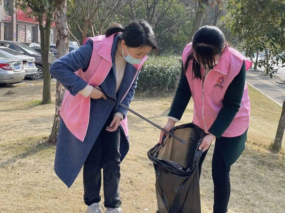 小区,扎根群众,积极组织发动巾帼志愿者发放文明创建宣传资料及倡议书