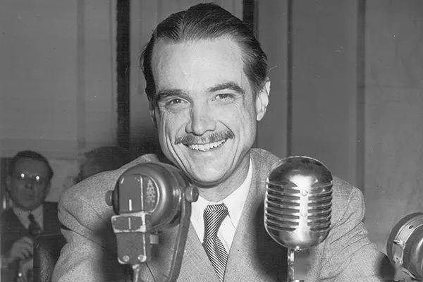 霍华德·休斯托尼·史塔克本是一个军火商人,在一次绑架事件后改变了