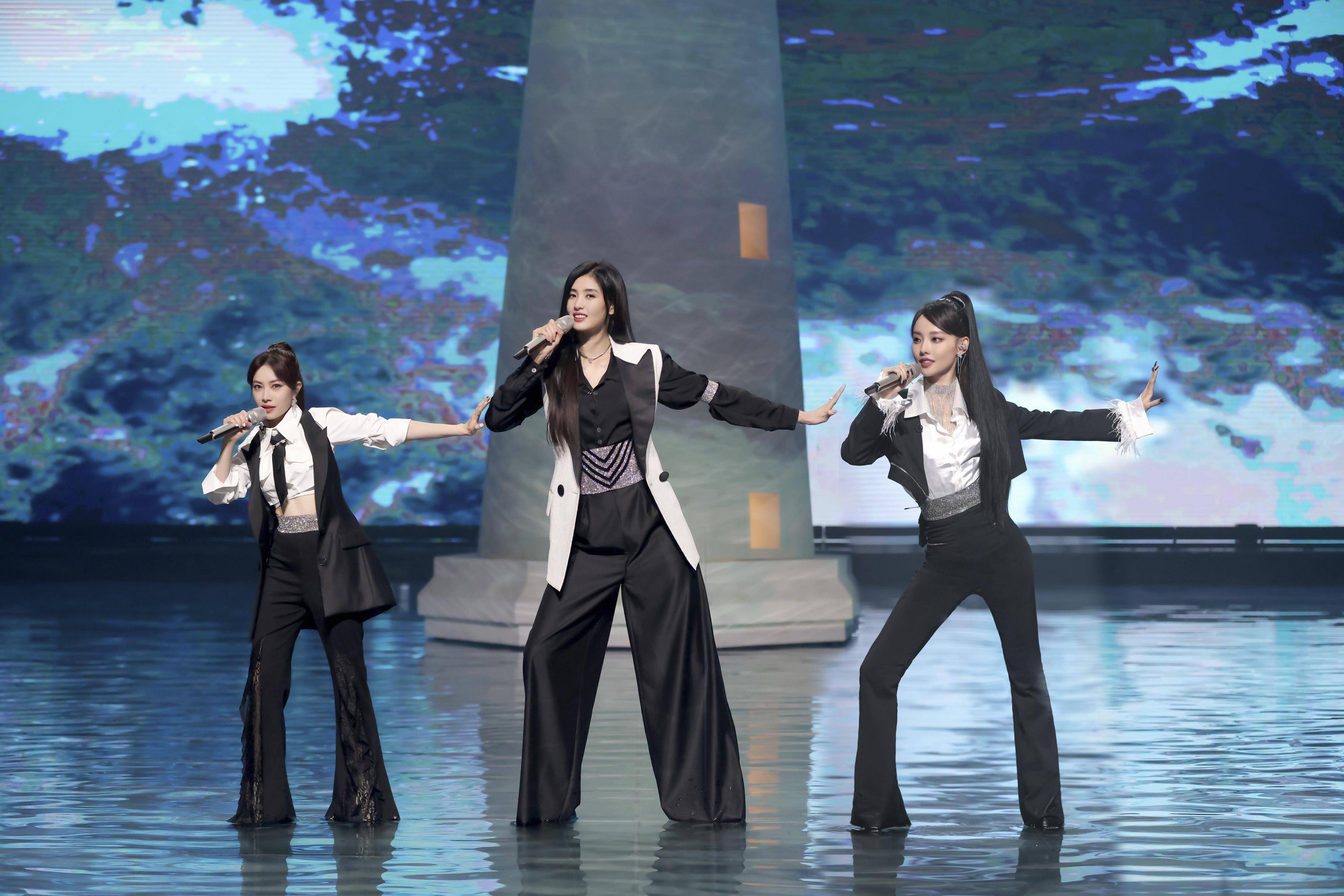 迎二公演出,陈嘉桦贾静雯秋瓷炫吴倩演绎"吃苦的幸福"_舞蹈_异域_观众