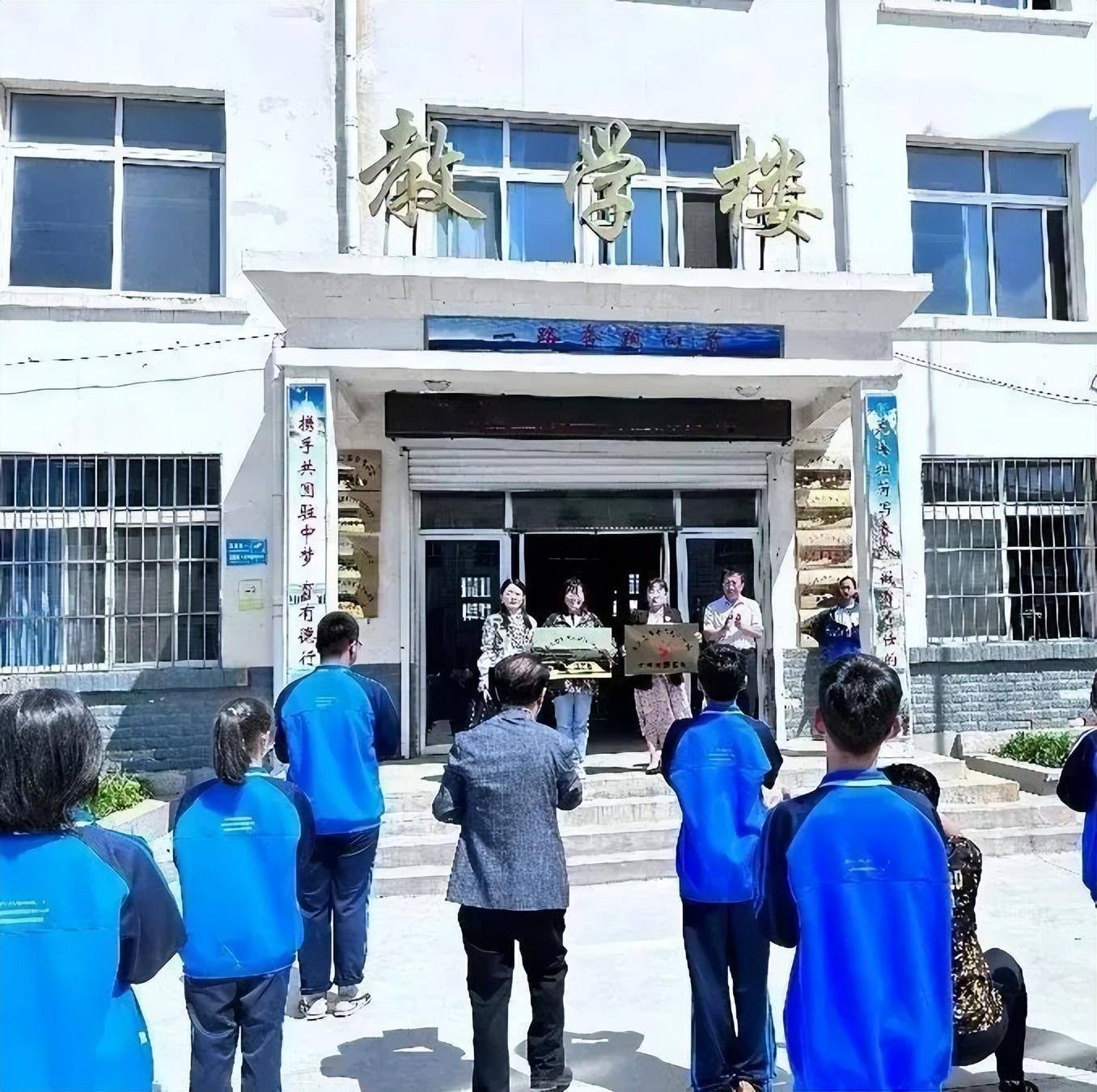 5月22日上午,秦皇岛市奇石艺术学校校长赵仁义,副校长程玲等人到抚宁