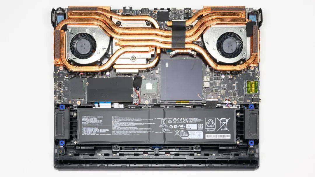 【散热分析】上图是微星 泰坦gp78 hx的拆机实拍图,六热管双风扇的