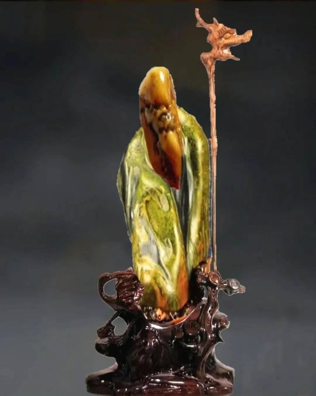 大自然孕育和创造了千奇百怪的奇妙珍品,这些象形石尤其是人物石,以它