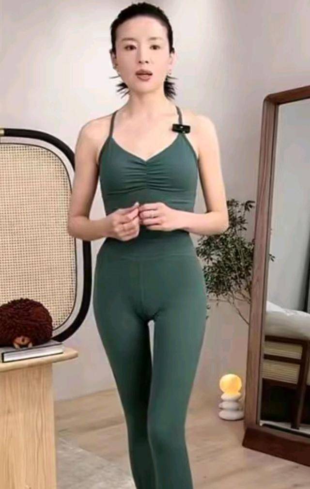 亚新体育43岁女星穿瑜伽裤直播被质疑擦边细心网友提醒穿反了(图6)