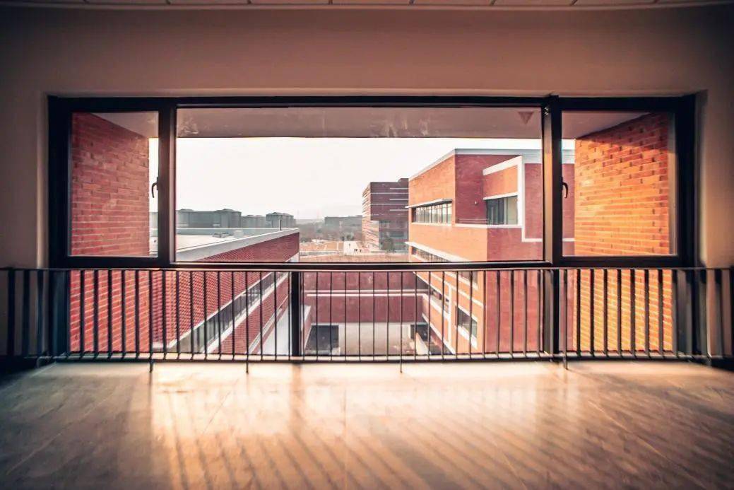 风景中人在看你的建筑趣味营造你在楼内看风景框景出全然不同的校园