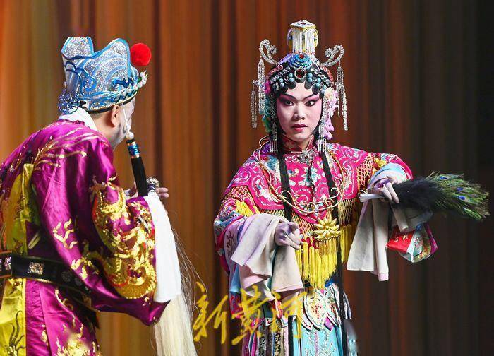 郭德纲来济南演京剧一票难求,郭氏创新是救京剧还是毁国粹?