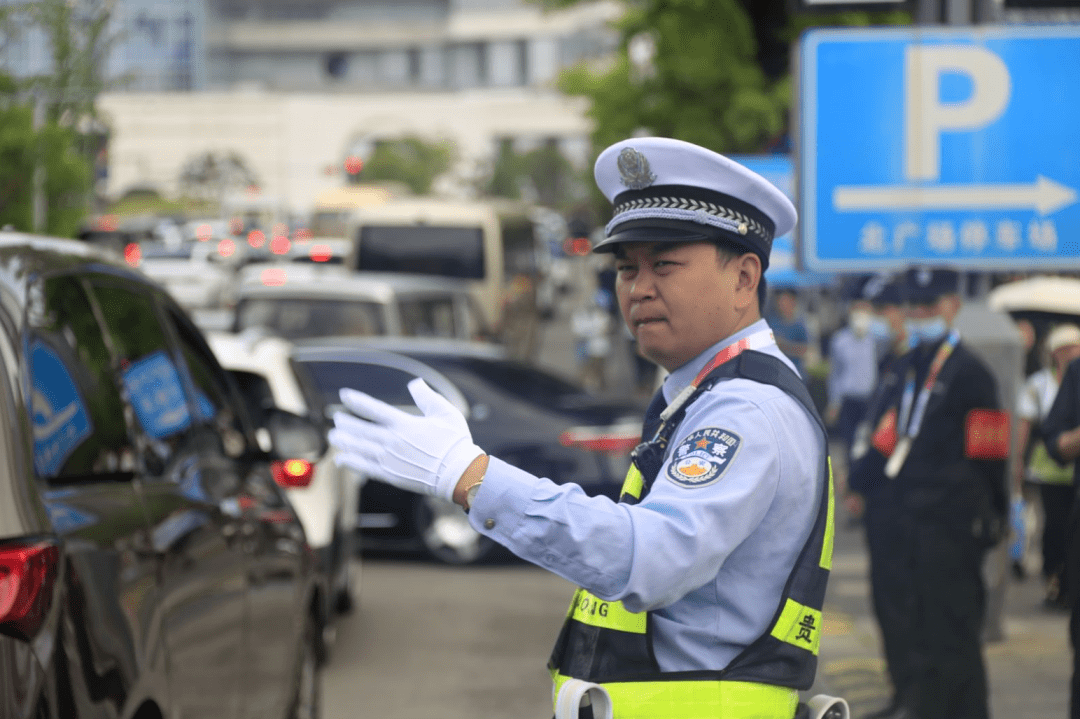 贵阳交警在数博会会场周边执勤保畅↓↓↓↓护航2023数博南明区分局