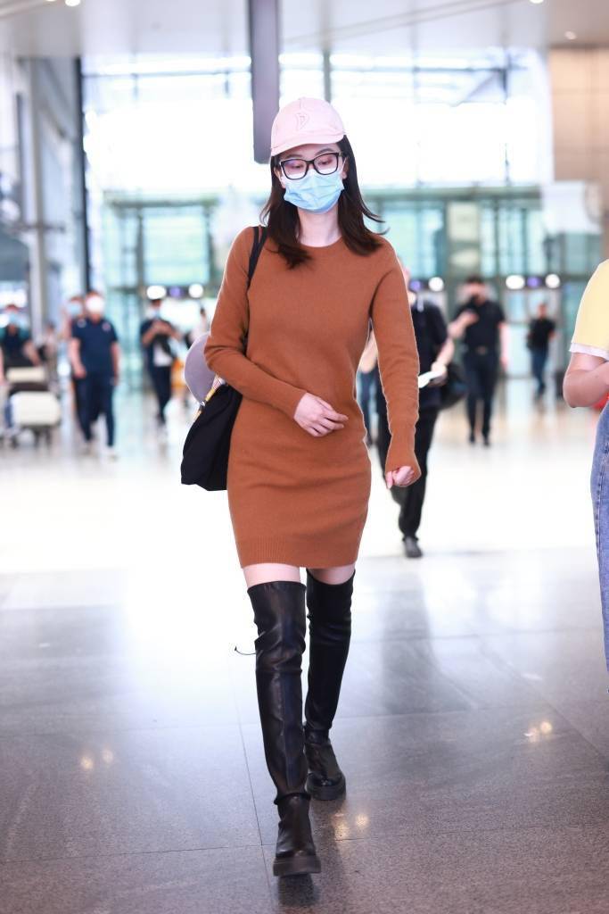 乔欣身穿针织裙现身机场 搭配过膝长靴大秀美腿_idea_账号_身材