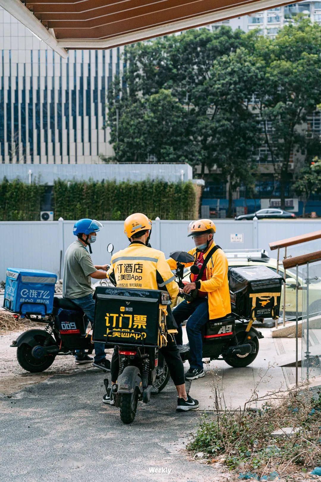 但外賣小哥路上的飛馳,卻還是卡在寫字樓的電梯裡,高峰期電梯等上十幾