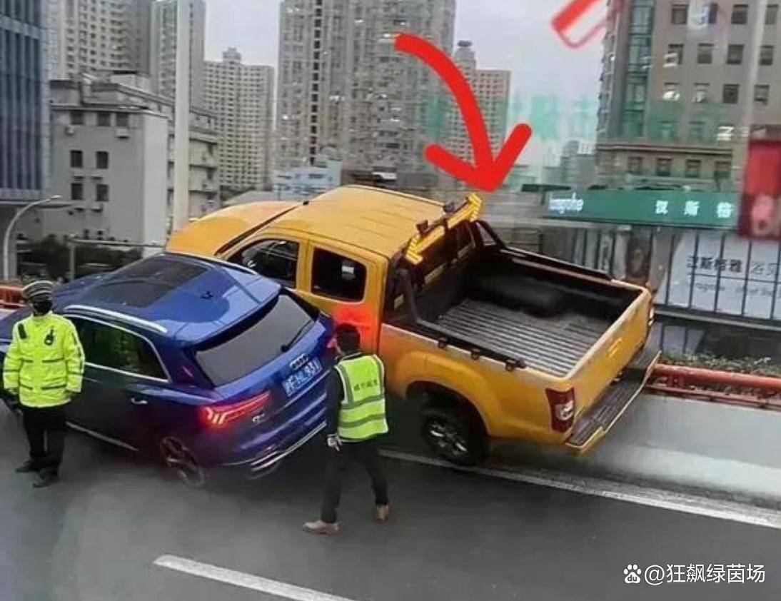 其中黄色工程车甚至是直接别车了过来,把蓝色奥迪车逼到高架的护栏边