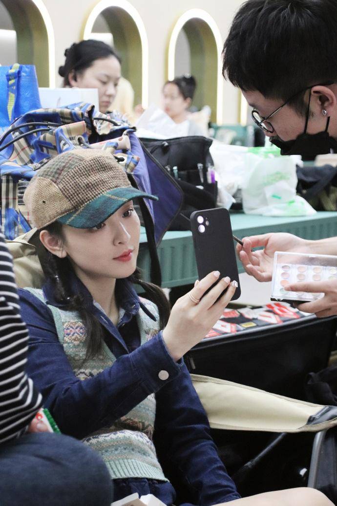 新浪娱乐讯 近日,工作室分享吴倩《乘风2023》化妆间花絮照,照片中