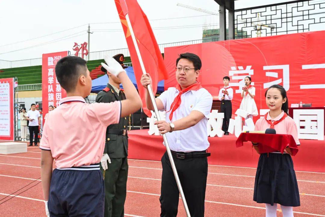 活動中,隊員們升國旗,出隊旗,唱隊歌;團縣委書記,縣少工委主任宣讀了