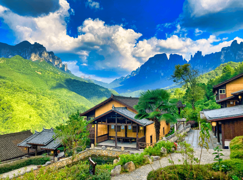 在金秀六巷乡大岭村,圣堂山南麓,五指山西面,在寨落静谧的山谷间,在