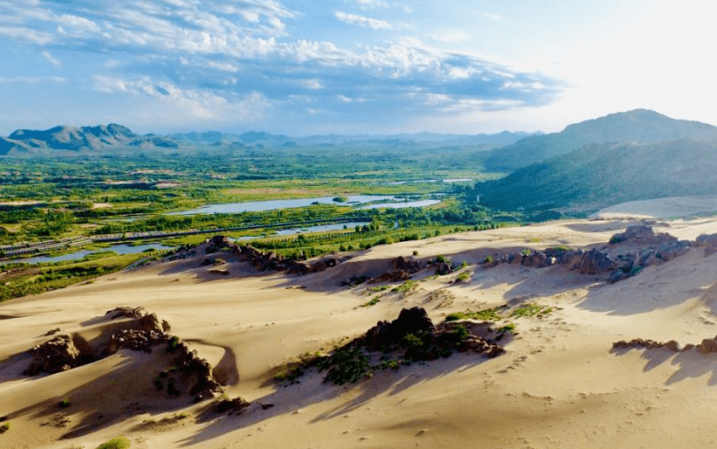 达里湖亦称为"达里诺尔",(自费进达里湖景区门票自费120元)汉语译为"