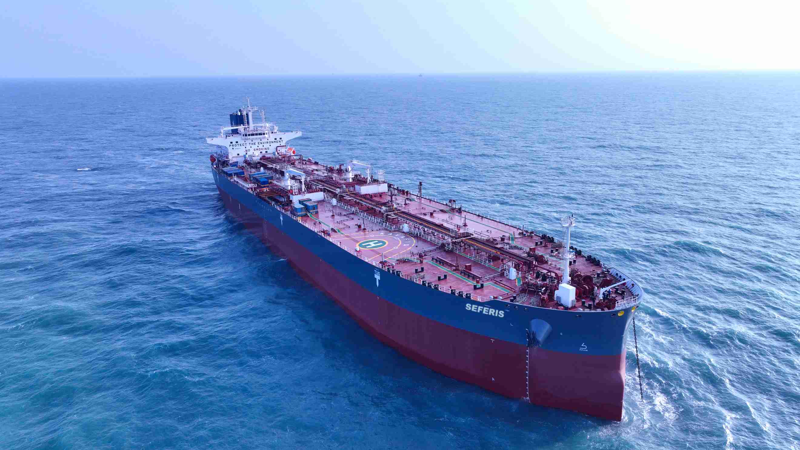 4万吨阿芙拉型成品油轮成功交付.