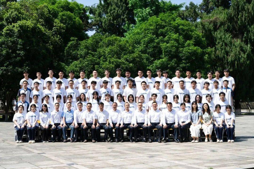 乐同分享,共度日月长回想,这大抵就是与你同窗,无话不谈犹记,初入三中