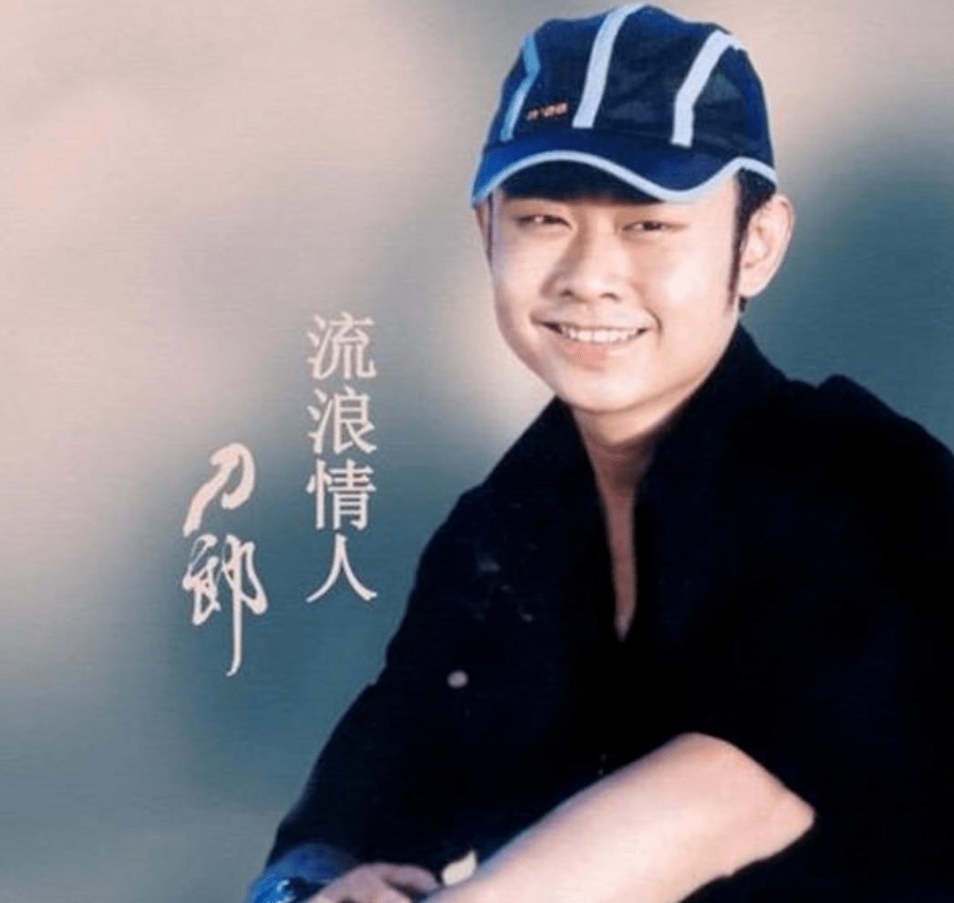 51岁刀郎消失后现身，变化大撞脸徐峥范伟，美娇妻穿旗袍身姿婀娜 