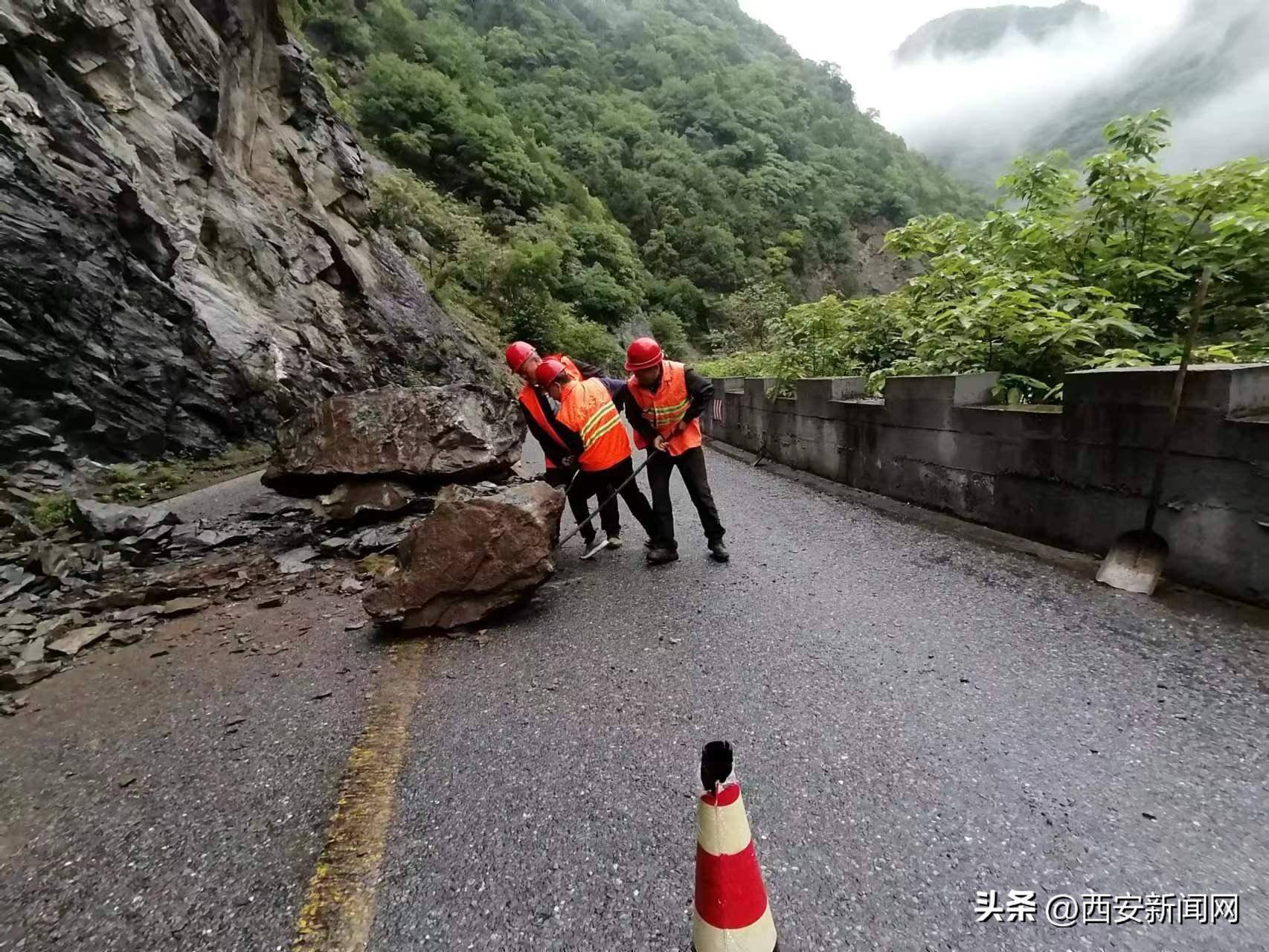 降雨致210国道,108国道秦岭山区路段多处落石_西安市_公路_塌方