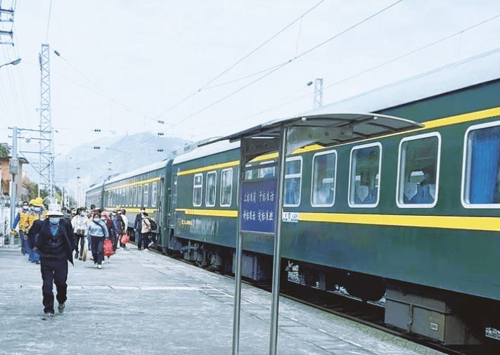 悠悠"慢火车" 暖暖"幸福路"_群众_禄丰_安乡