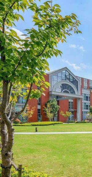 圣华紫竹学院(原华二紫竹学院)由紫竹国际教育园区举办,开设a level