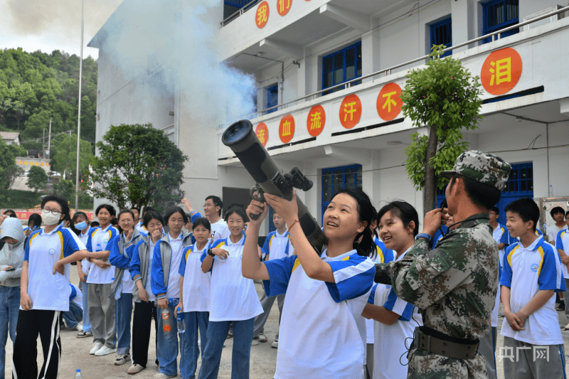 湖南新邵中学生沉浸式体验国防教育_活动_邱文丽_新航