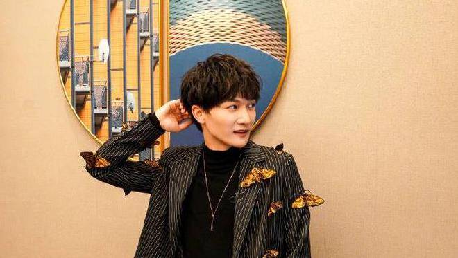 周深《歌手》穿蛾装绅士浪漫,比起镜子里的v,又可爱又可爱_黑色