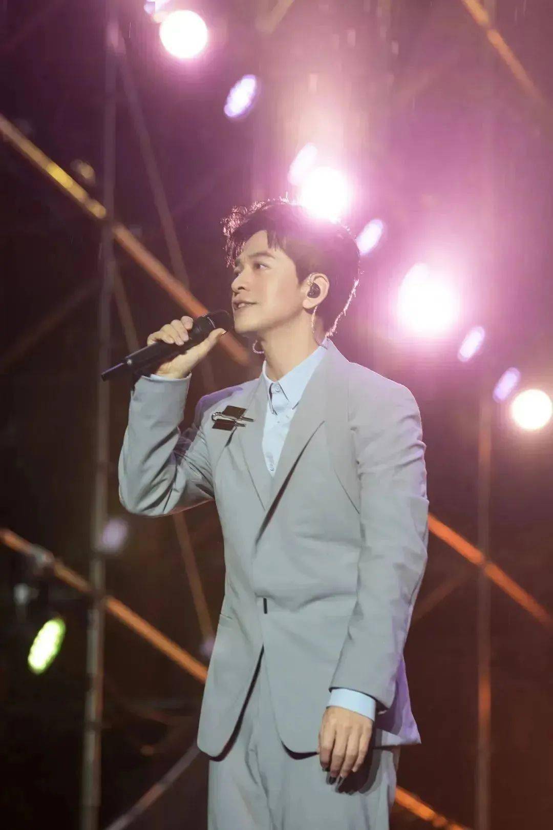 四十八岁李健身材仍被称赞,冻龄逆生长的秘诀是._运动_锻炼_大脑