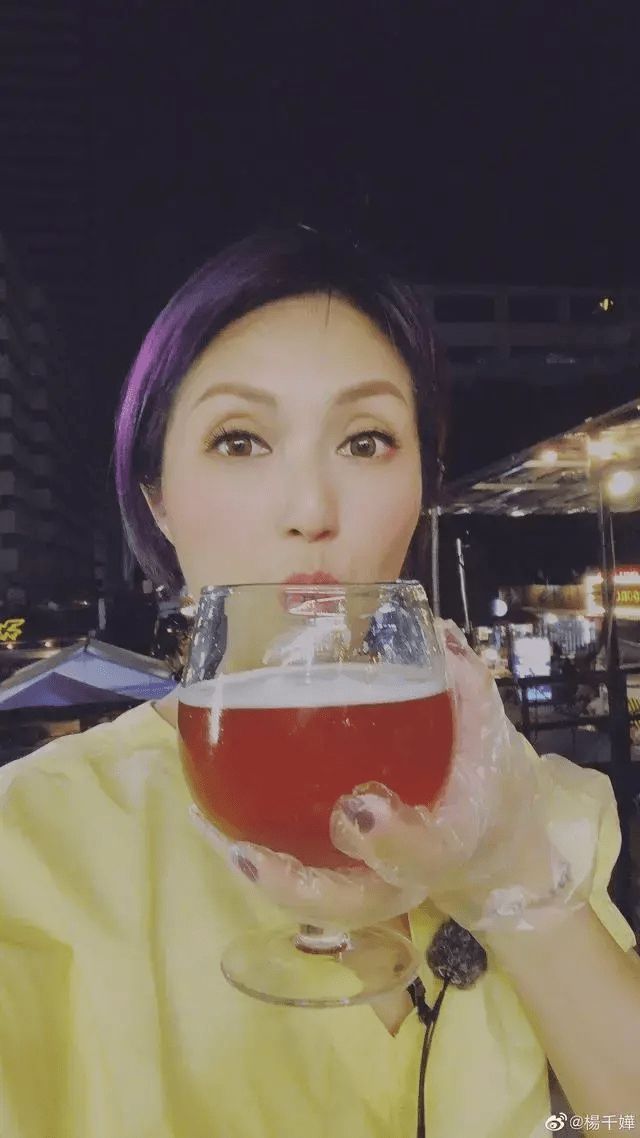 香港天后杨千嬅近日就举办多场巡回演唱会,连续举办了几十场演唱会-新