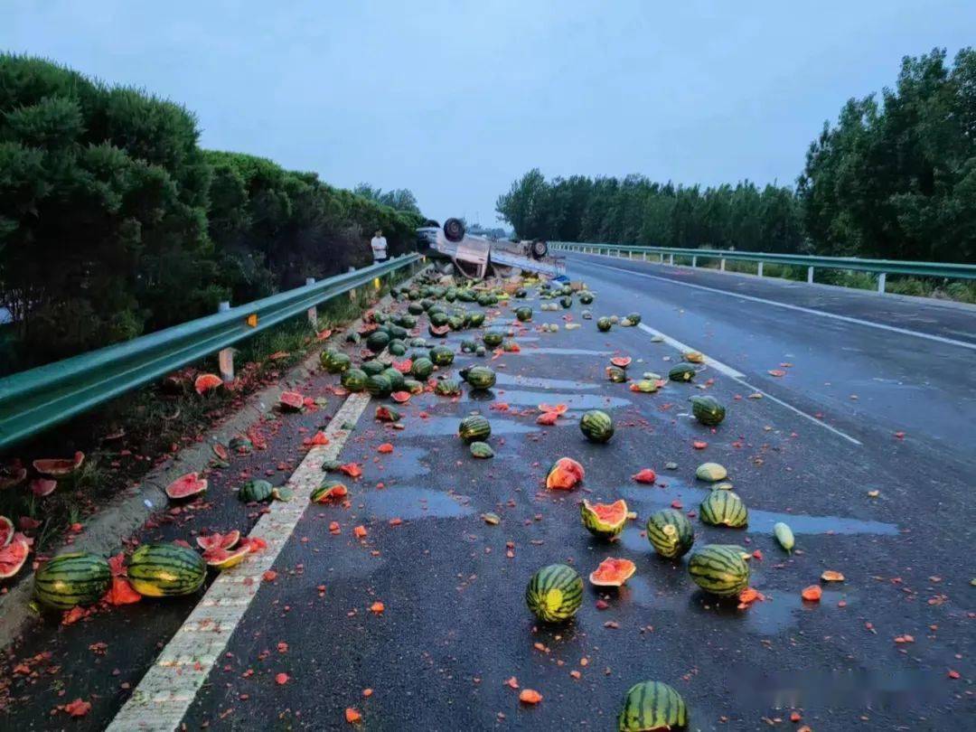 一车辆爆胎倒翻高速公路 鹤壁交警紧急处置