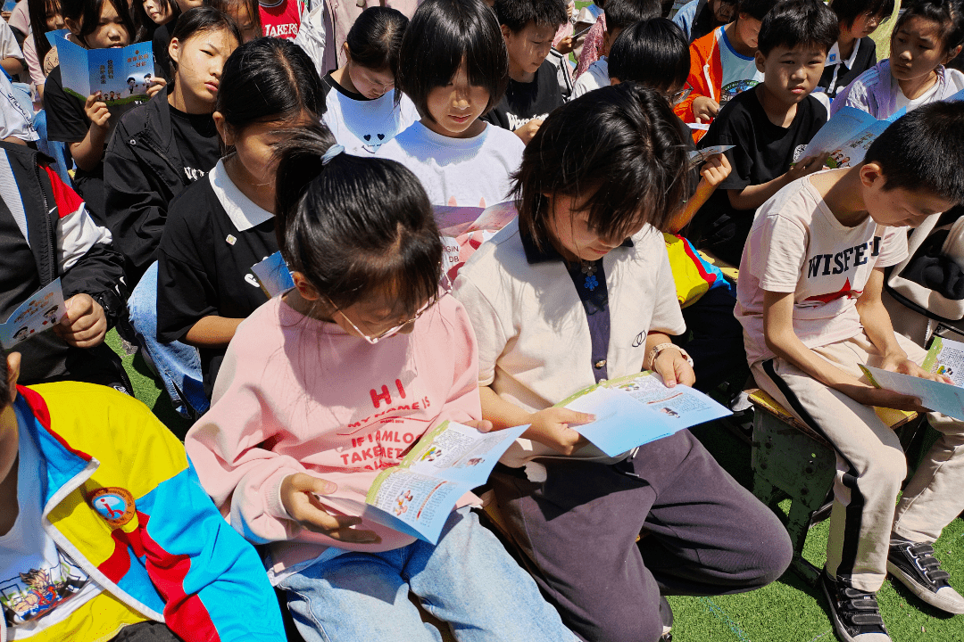 庆六一"系列活动,先后走进金杞学校,大同中学,为孩子们送去普法宣传