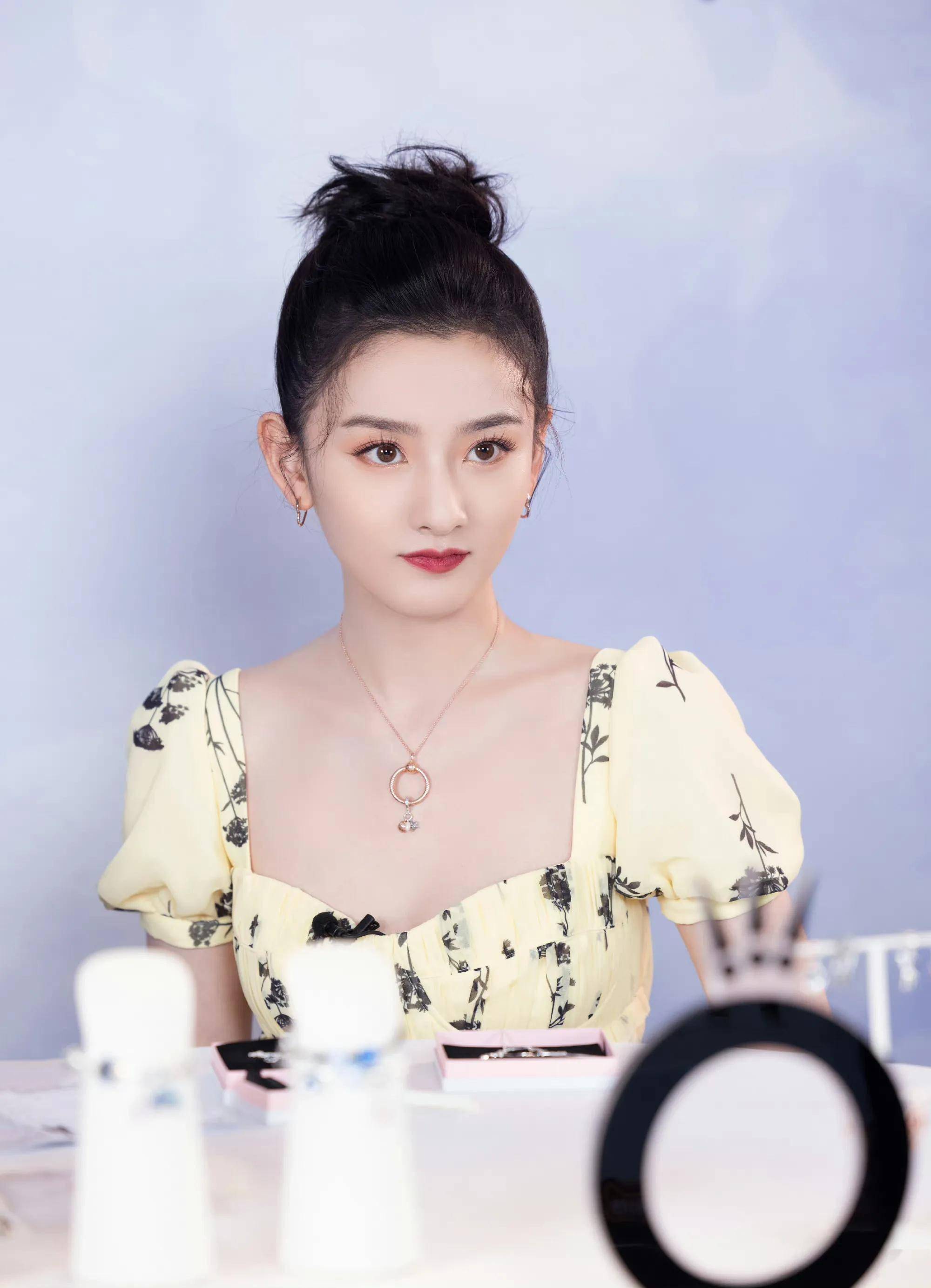明星宋祖儿时尚写真:萌萌哒美美哒女星
