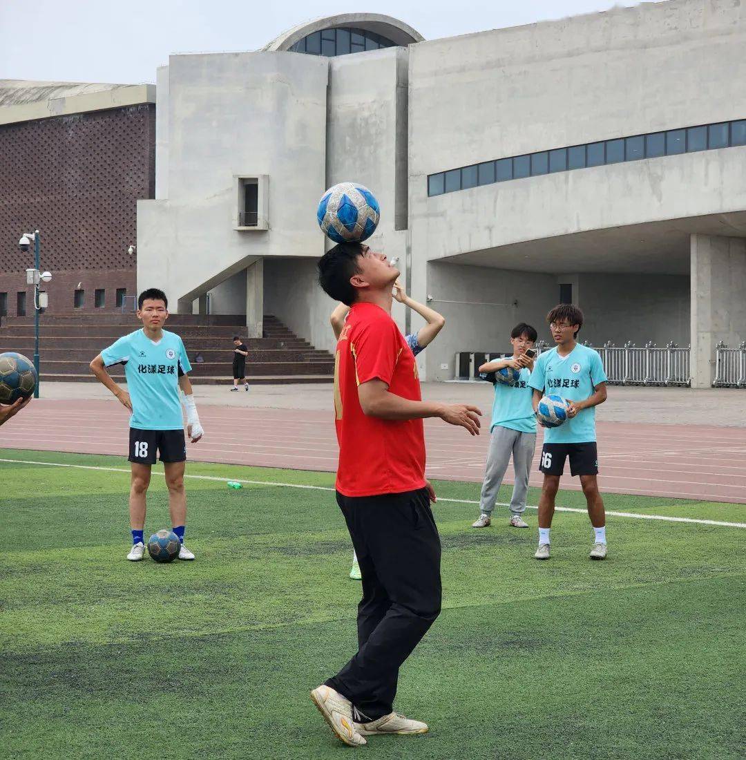最后一个项目是花式足球,杨玉明老师为参与活动的同学们讲授了几个