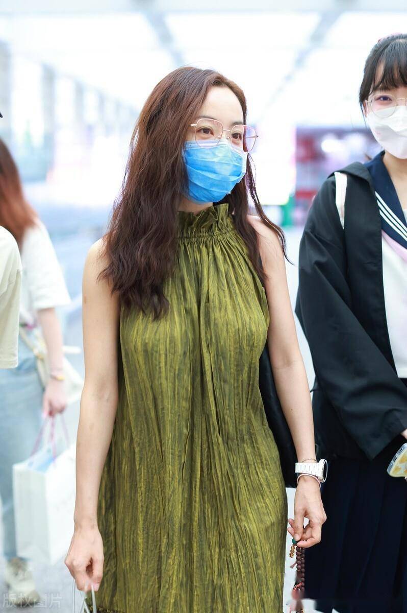 杨蓉现身北京机场 身穿绿色褶皱无袖挂脖裙随性松弛