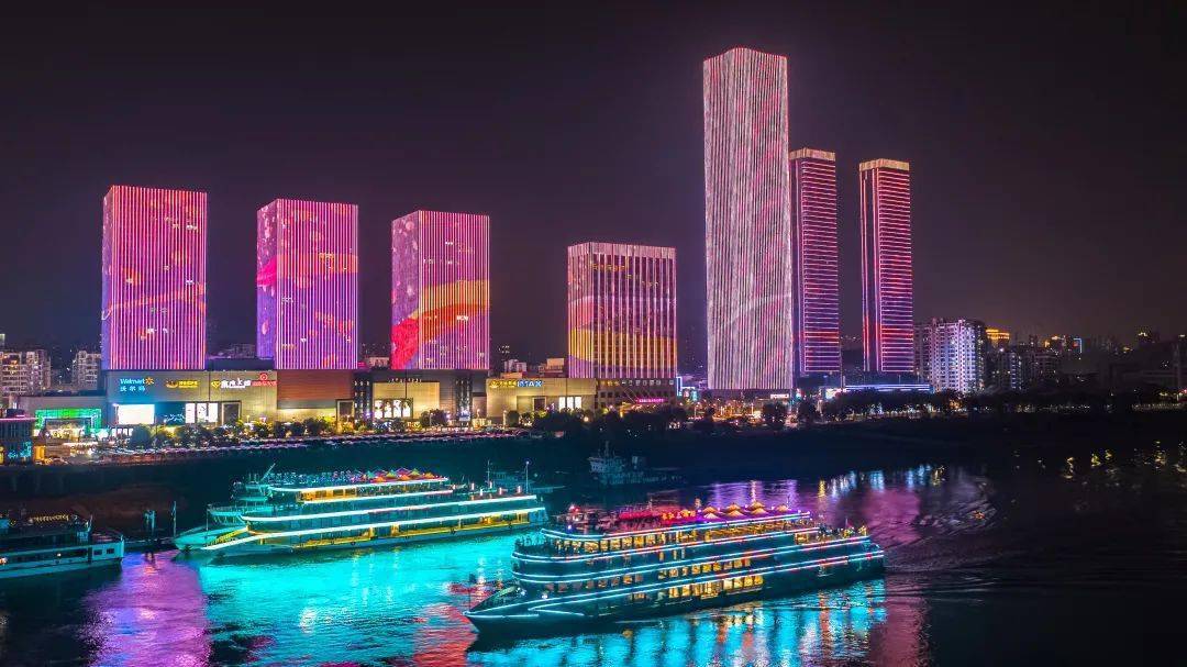 长江夜游是以宜昌沿江城市风光,夜景灯光秀,夜过葛洲坝船闸为特色的