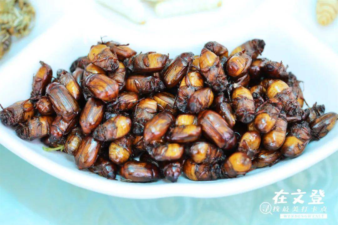 像黄亮,蚂蚱,蝎子这类昆虫,炸过之后,入口焦脆,吃的是属于昆虫外壳的