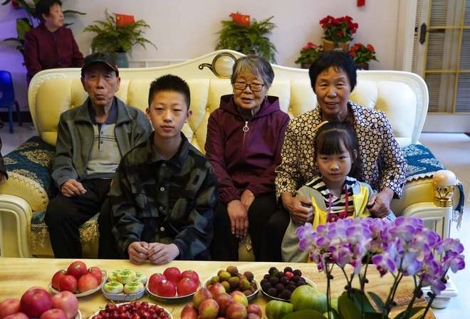 人民日报记者在景海鹏老家一起见证"神舟十六号"发射_海鹏家_景艳芳