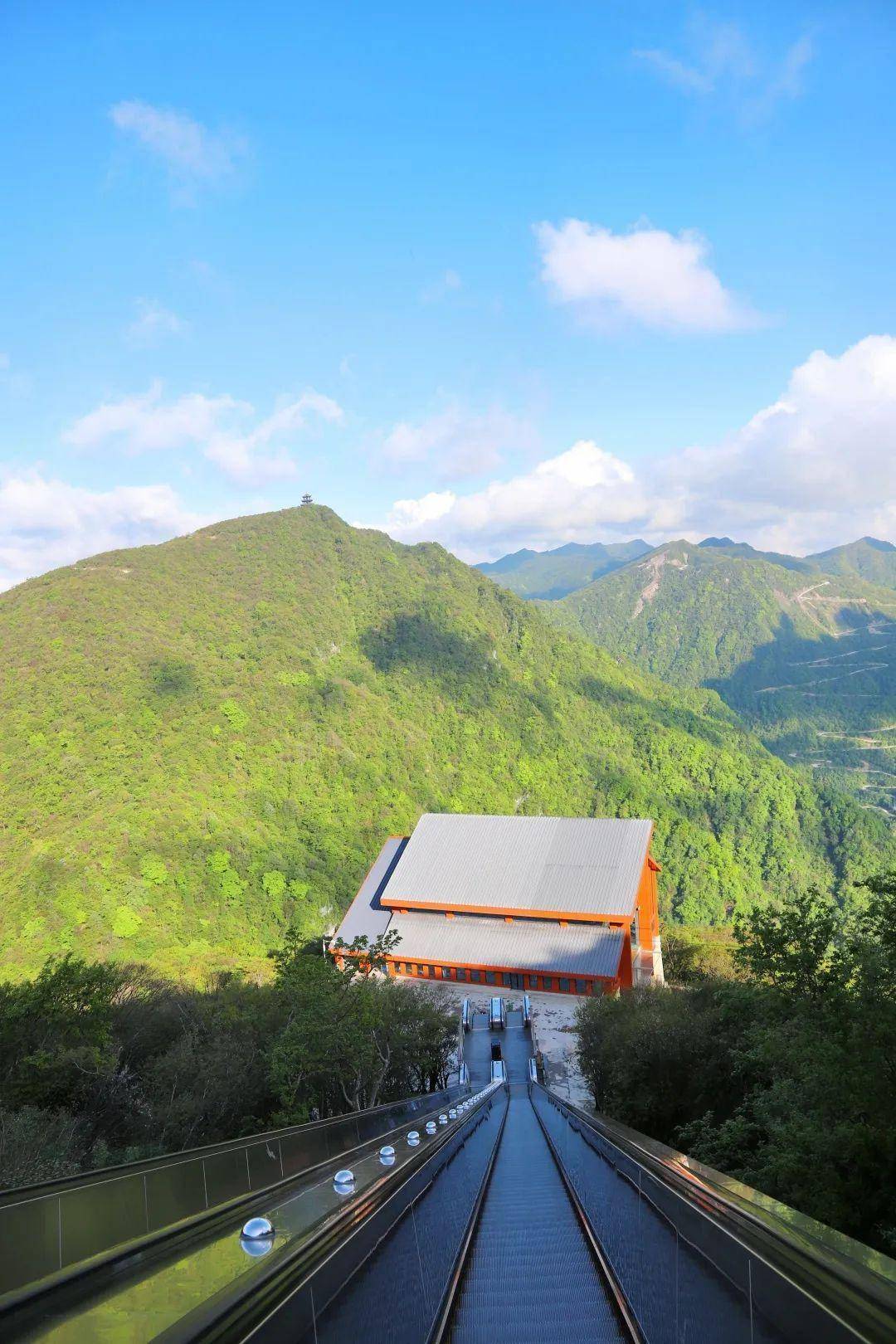 02 龙头山尤曼吉游乐园坐落于汉江南岸,游乐设施种类繁多,6环过山车