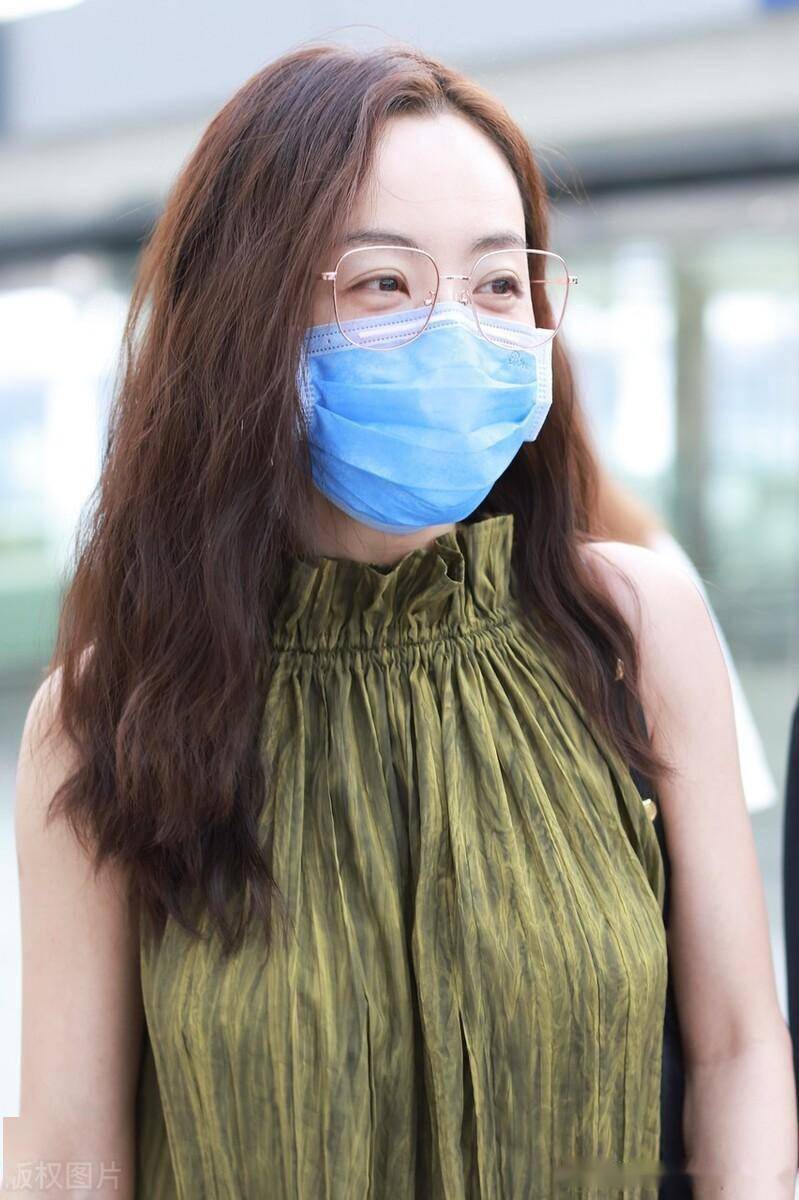 2023年5月31日,北京,杨蓉机场街拍.身穿绿色褶皱无袖挂脖裙随性松弛.