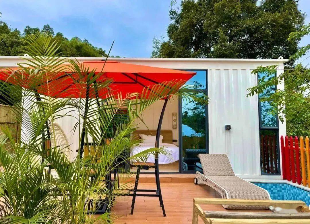 民宿内部兼具酒店般的舒适与森林野趣,既有传统酒店的高端,也有现代