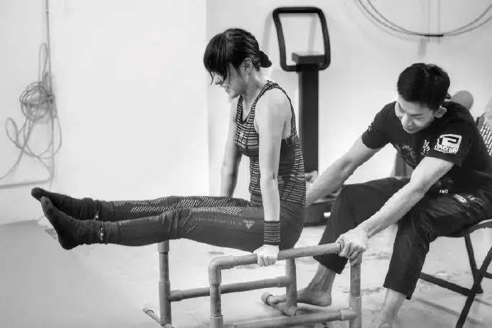 42岁冻龄女神刘心悠,保养身材全靠练,马拉松拳击样样行_健身_双手